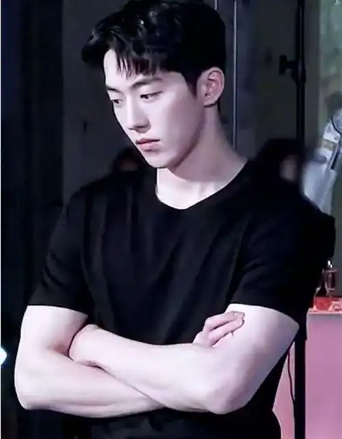 为电影 认真练成"结实肌肉"充满男性美的南柱赫