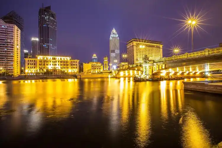 天津海河夜景 天津海河两岸,灯火阑珊,明暗交织,形成一幅美丽的画卷.