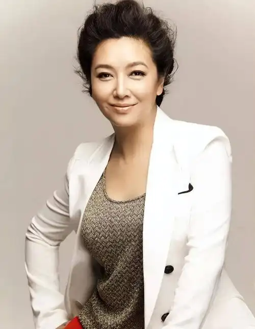 演员田小洁二婚娶江珊,他是如何得到江珊女儿的认可