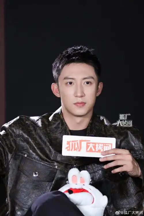 黄景瑜花絮照来咯～02来分享背后小故事:95拿到狐狸立马就问这个"