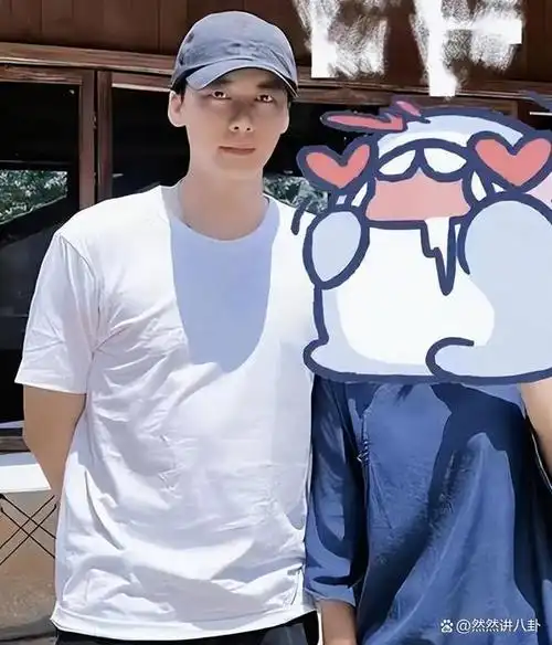 李易峰寺庙祈福近照曝光驼背如路人引关注退圈后昔日星味全无