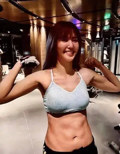 谭维维健身房秀腹肌自律健身的女人38岁依然冻龄不老