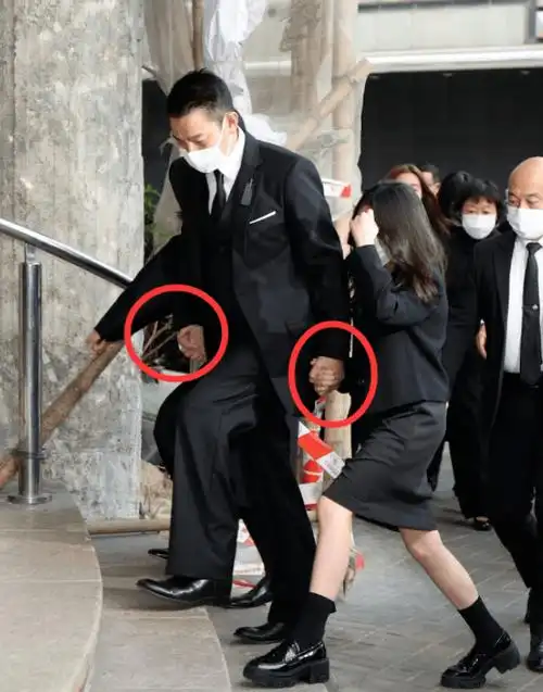 57岁朱丽倩出席公公葬礼!