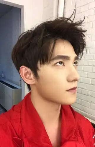 杨洋晒自拍,不小心出镜的大臂膀比脸还宽,粉丝:想挂上去荡秋千