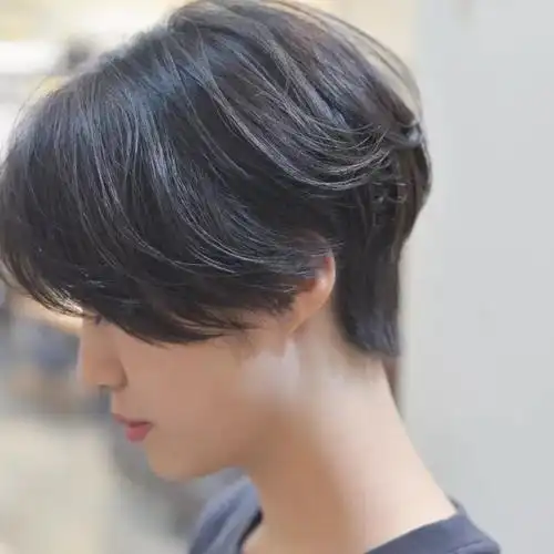 女生齐耳短发中分帅气