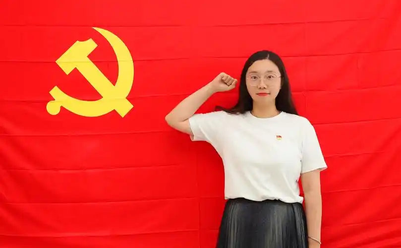 资实处党支部举行"我与党旗合个影"主题党日活动