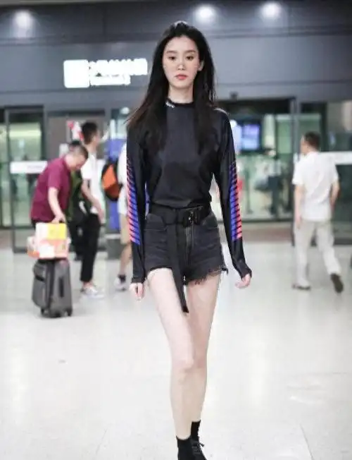 奚梦瑶身高达到178厘米,可以被称为"女高人",然而出人意料的是,她却