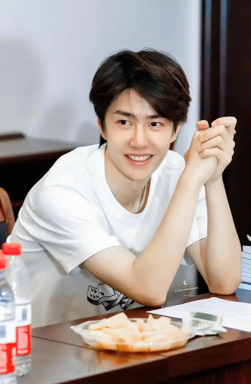 最重要的是开心!注意安全注意保暖啊王一博!#向全世界安利王一 - 抖音