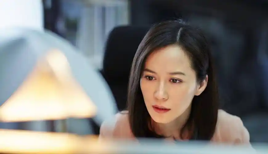 近日俞飞鸿无滤镜照片被曝出,皮肤光滑细腻,眼尾纹却十分的明显_事业