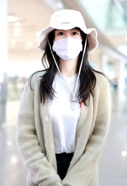 杨紫现身机场,穿浅绿色针织开衫戴渔夫帽,清新又减龄!