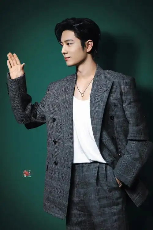 站姐发的没见过的肖战神图