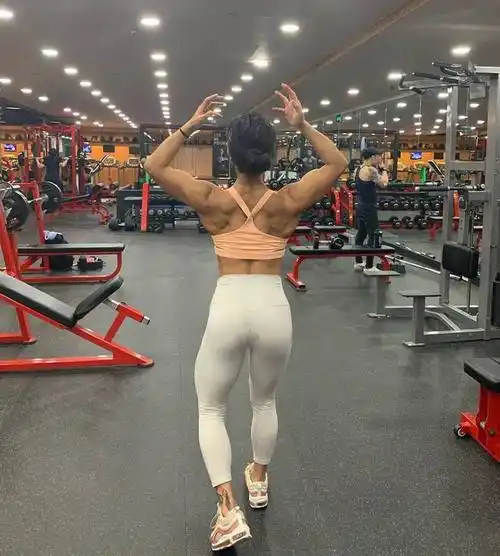 健身女孩肌肉力量强悍哈克深蹲260公斤身材好到没话说