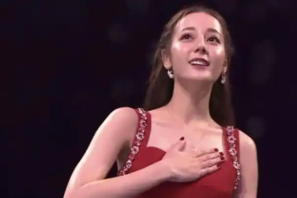 秀上围露底裤这些女艺人的穿衣自由把诱惑玩到了极限