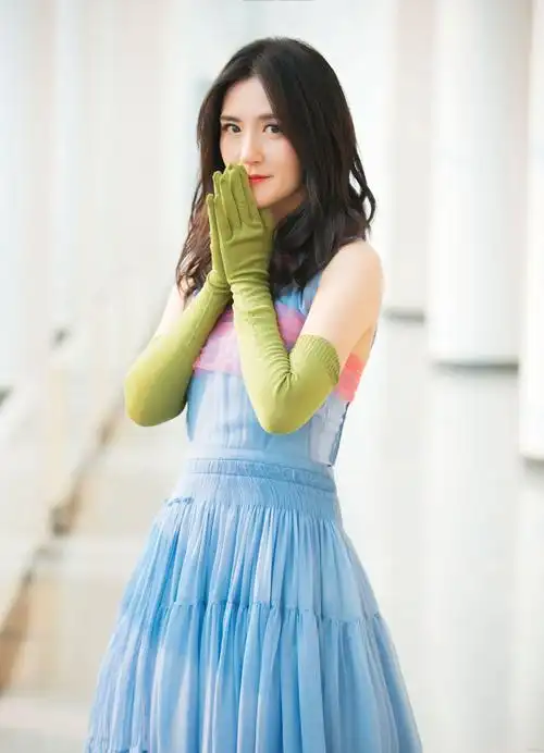 谢娜再曝花絮写真 长裙舞动宛若快乐精灵