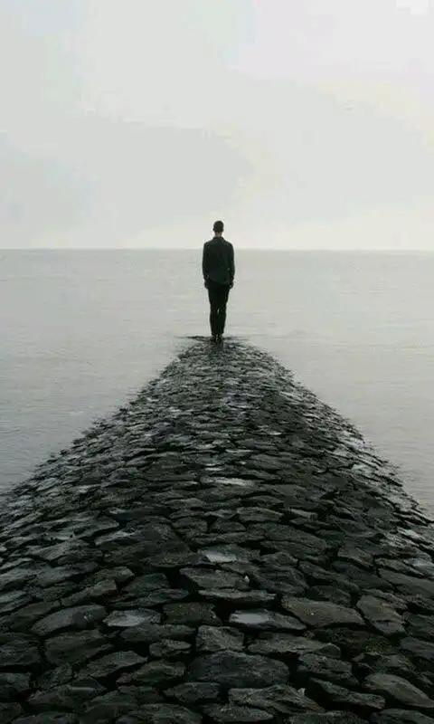 一个人的背影孤单的图片是你还是风景看湿了我的眼睛