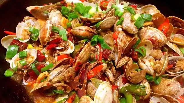 大排档的招牌菜爆炒花甲,自己在家也能做,简单易学,上桌就抢光