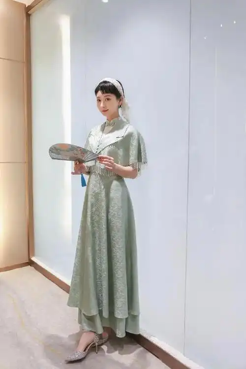 斓曦不愧是古典美女,披肩旗袍真的太美了,发带却有点土气|斓曦|旗袍