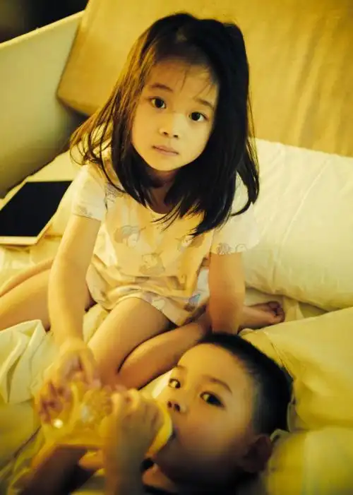 梅婷两个孩子也长大了姐弟长相如复制粘贴女儿大脑门似爸爸