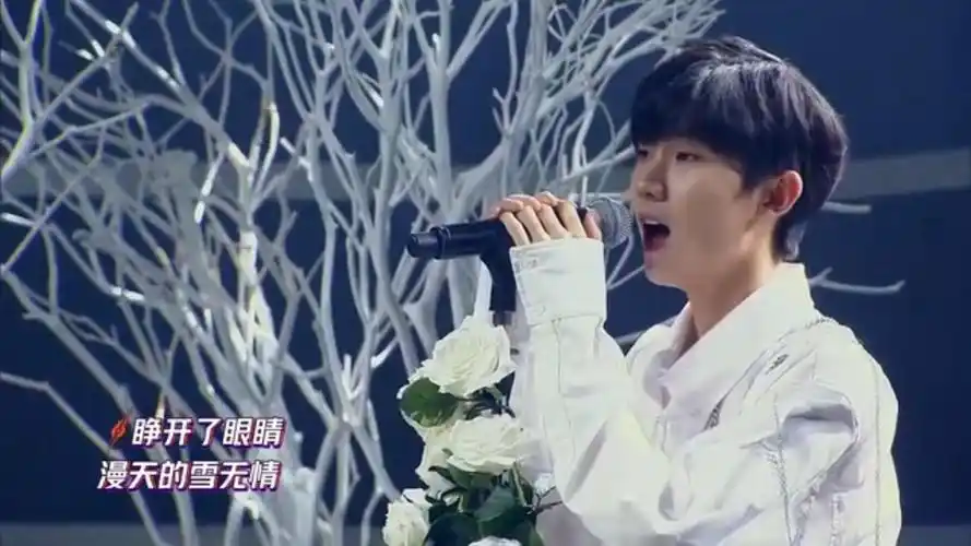 马嘉祺,白衣立麦封神名场面,雪落下的声音