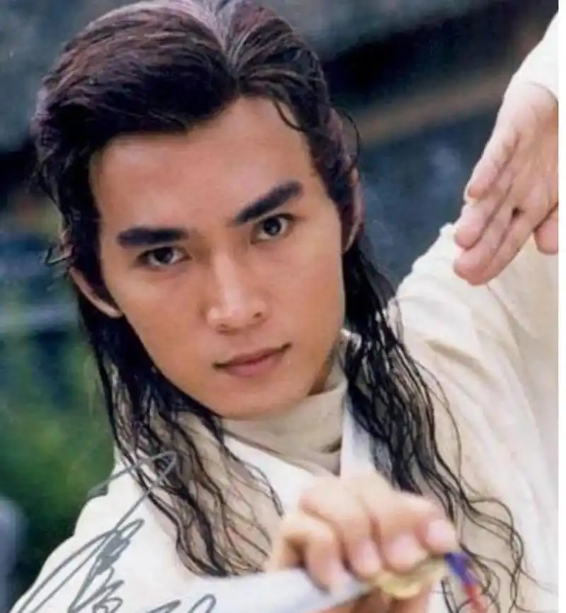 焦恩俊年轻时简直是万千少女的男神,那时的他颜值颇高,几乎找不到一点