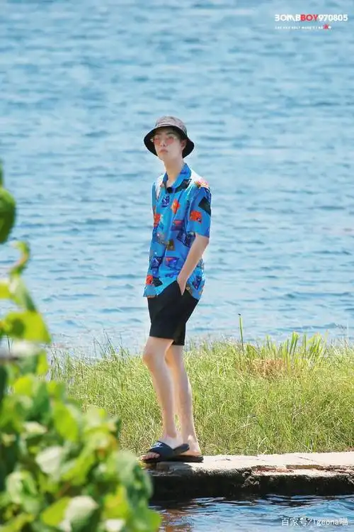 王一博的花衬衫和夏天真的是绝配