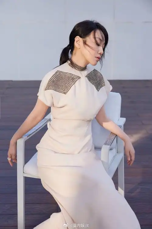 #闫妮素色高定礼服#