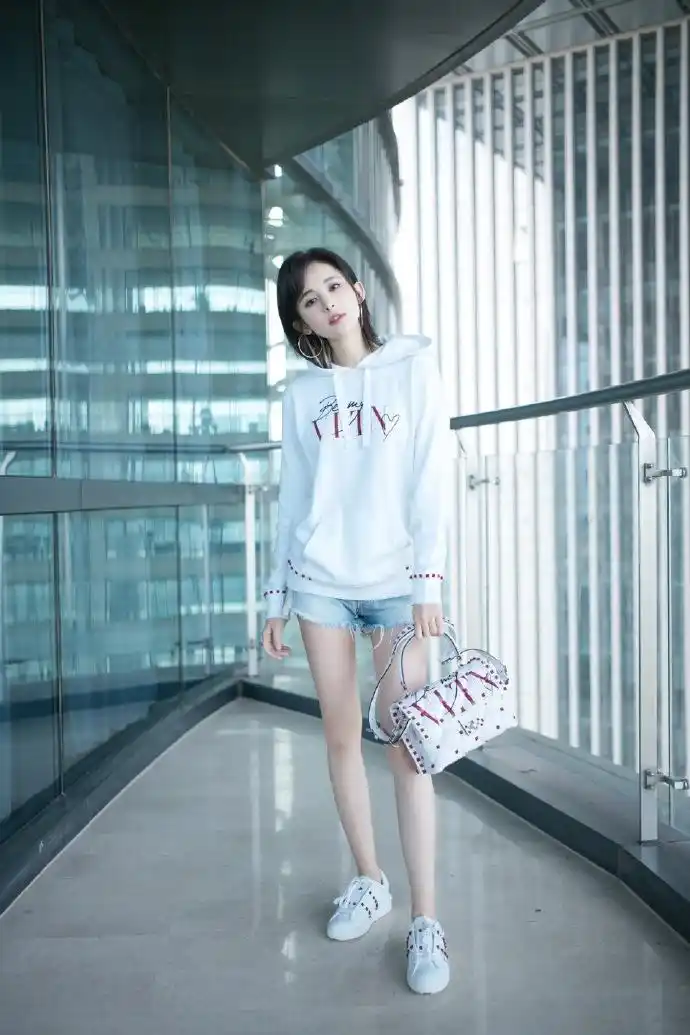 古力娜扎修长美腿潮搭街拍写真图片