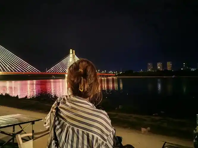 有趣也无趣,乐观也悲观.#背影 #城市的夜晚 - 抖音