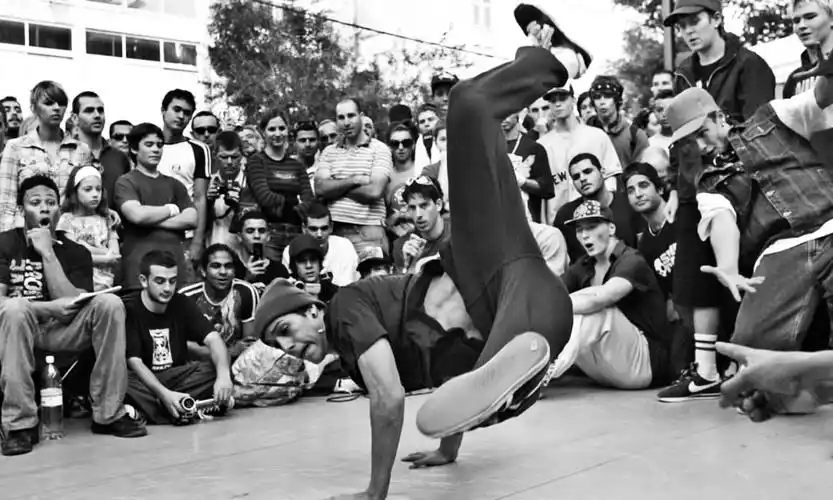 从练习室回到街头,今天的街舞如何重绎「复古街头」