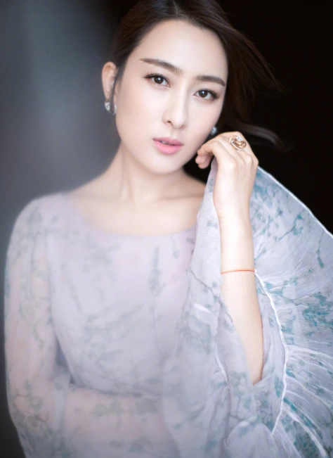 38岁的马苏"真人"长啥样?当她的素颜照曝光后,网友:顶多算个普通人!