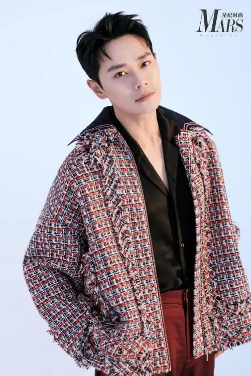 简介:曹骏格子大衣帅气写真图片,分享一组曹骏图片给大家,图中的明星