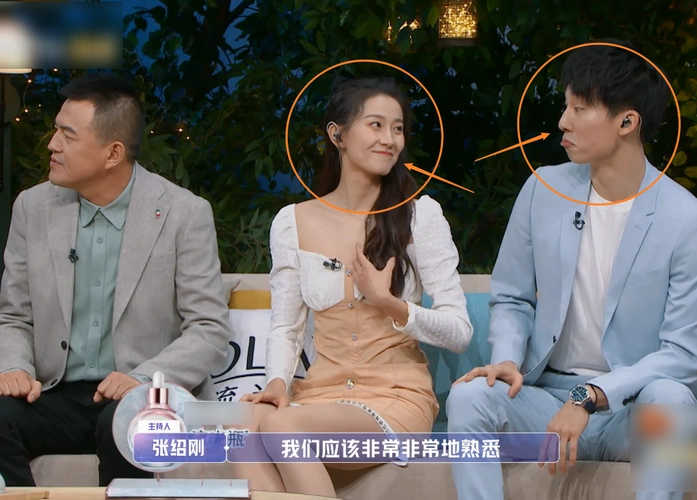 张豆豆于家翊现身演播厅在张爸爸身后甜蜜互动情侣手链成亮点