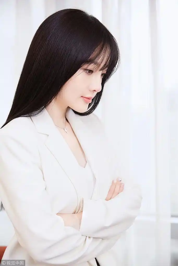 低调复出?李小璐浅笑出镜造型干练 秀发披肩空气刘海减龄