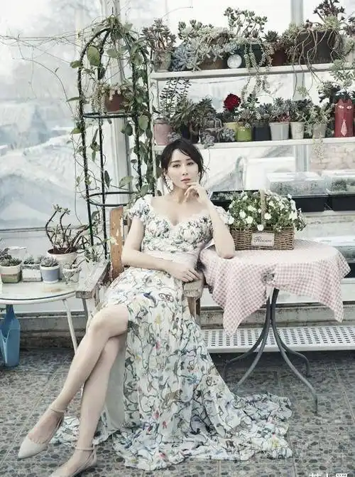 胡静太敢穿,松垮背心穿到红毯上,到腰项链挂朵花,这时尚好难懂_整体