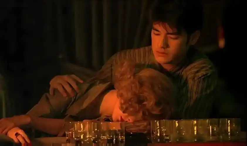 王家卫的电影里为何有这么多关于酒的经典桥段?