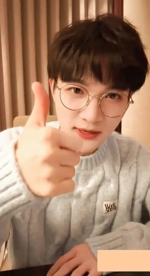 不移#[吃馕]#周深新歌浮光#饱饱你戴眼镜好萌萌awwwwwww@卡布叻_周深