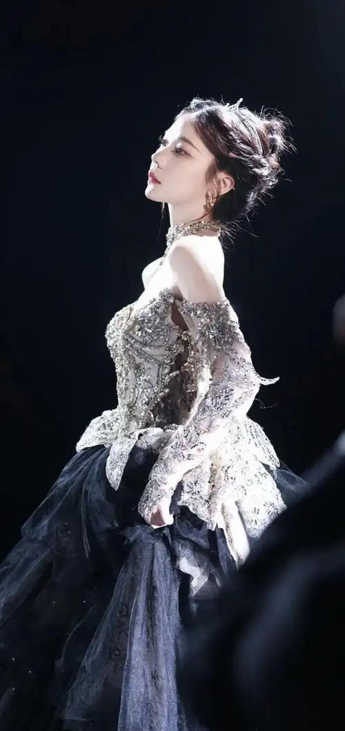 一身华贵礼服的张紫宁