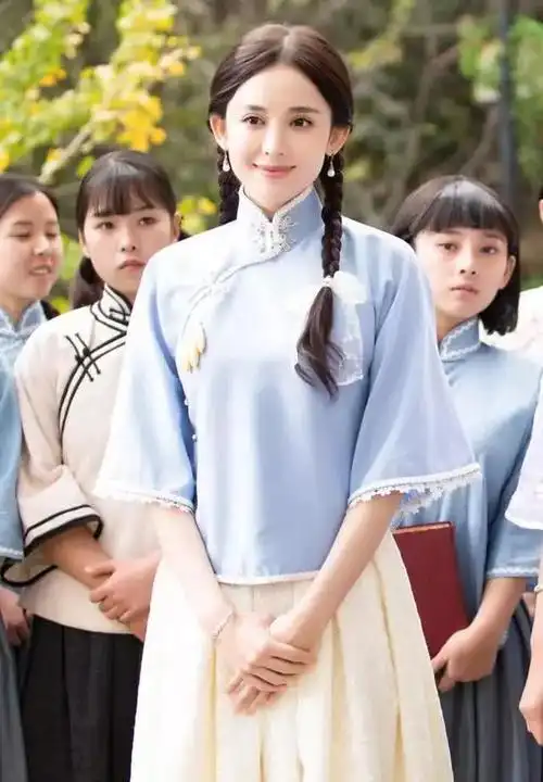 给人一种看不够的感觉,合照中的古力娜扎很别致,在同学中脱颖而出