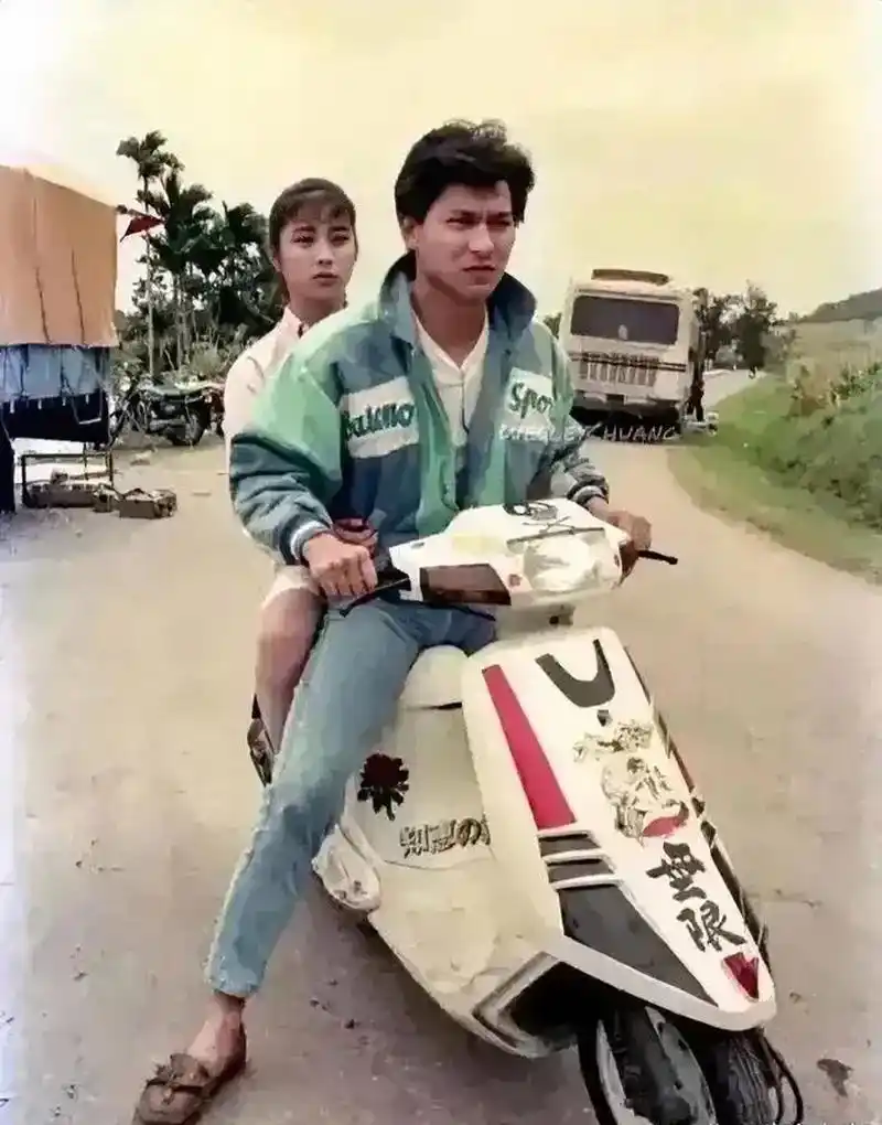 90年代的老照片,在这张照片中,我们看到了年轻的刘德华骑着摩托车