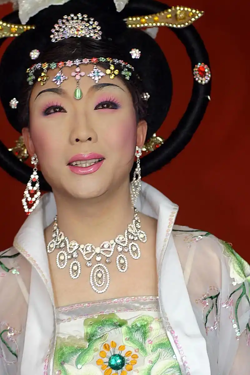 在《开讲啦》节目中,李玉刚遭遇尴尬提问,他却用真诚回答赢得掌声  在