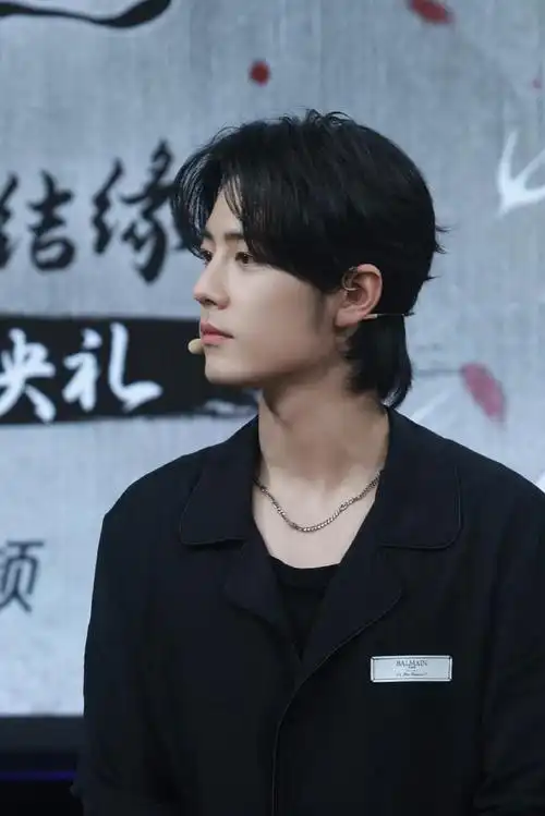 肖战黑衣狼尾造型