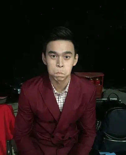 孙杨微博晒红西装帅气逼人 化身搞怪"表情帝"