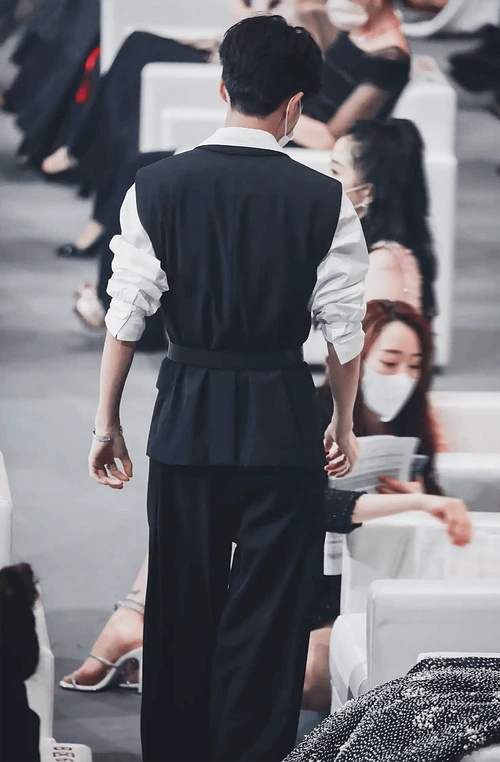 1整理的二十五张王俊凯背影图