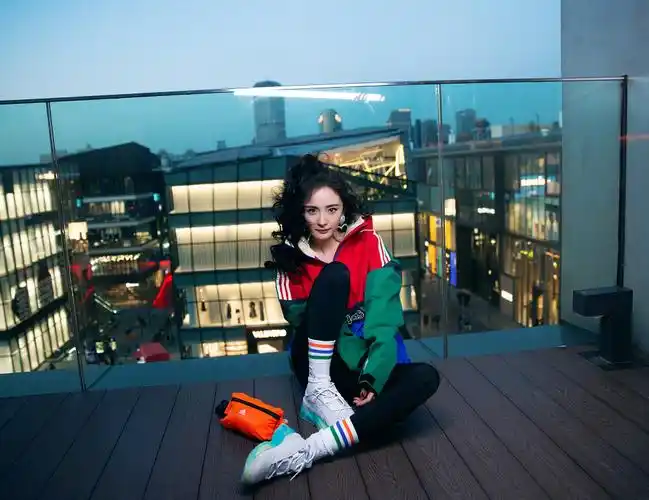 原创杨幂身穿红绿蓝运动服,羊毛卷发个性俏皮,心形耳环增添亮点!