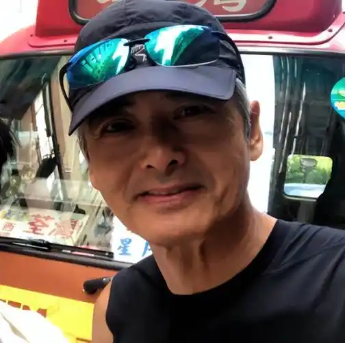 周润发近照老到脱相,和吕良伟像两代人,网友:过量运动是元凶_上海