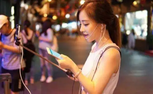 户外女主播线下交易画面曝光房管封停直播间网友表示不应该