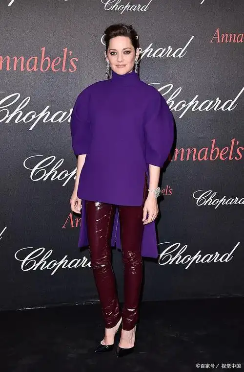 在时尚界的色谱中,紫色是一种深受人们喜爱的色彩,它融合了红色和蓝色