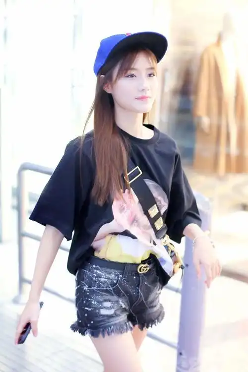 陈意涵穿黑色印花t恤搭黑色短裤秀白皙美腿 嘟嘴卖萌元气满满