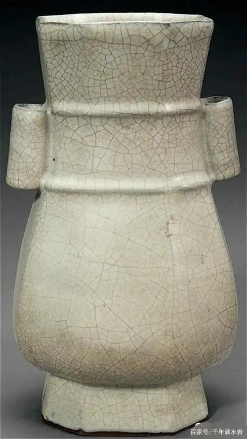 哥窑灰青釉贯耳八方穿带扁壶  南宋  高24厘米,口横9.8厘米,口纵7.