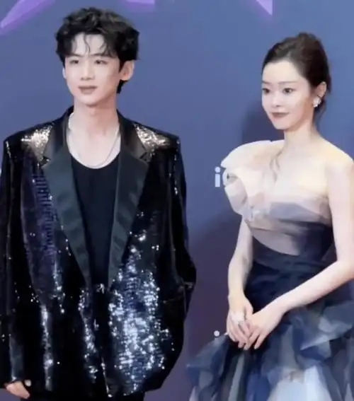 当天宋轶一袭拼色斜肩礼裙优雅亮相,白敬亭则是 blingbling 的黑色